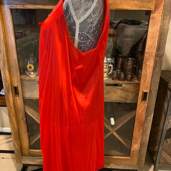 Radiant Red Vintage Vanity Fair size M gown - Picture 4 of 6